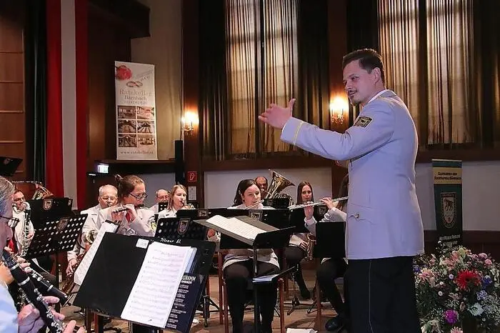 Unter Obmann Florian Fauland und Kapellmeister Žan Vranetič boten die Musikerinnen und Musiker einen umfassenden musikalischen Querschnitt durch nahezu ein Jahrhundert Vereinsgeschichte.