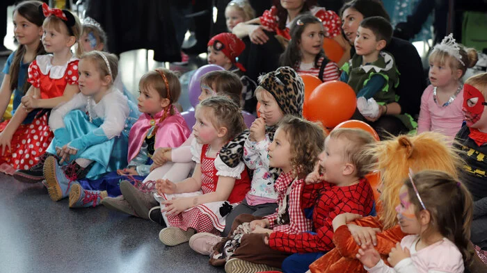 Zahlreiche maskierte Kinder genossen das abwechslungsreiche Programm im Kunsthaus Weiz.