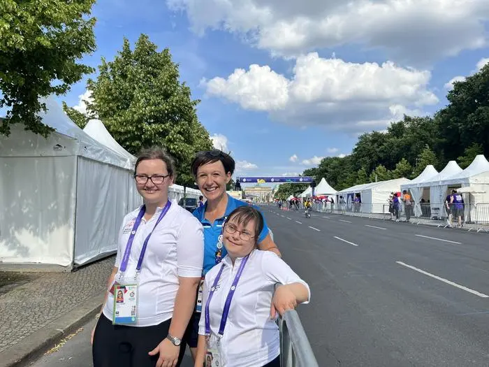 Kerstin Holzer (l.) und Agnes Zenz (r.) mit Trainerin Birgit Zottler 