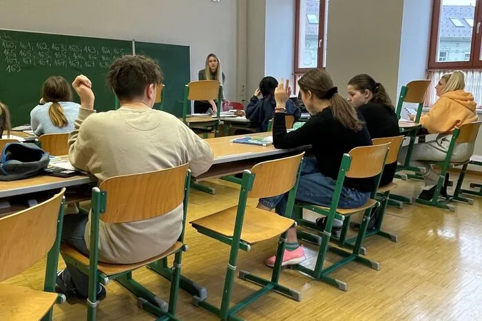Der Unterricht wird für sie auf Englisch übersetzt.