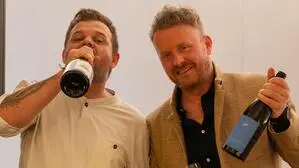 Neues Degustationsmenü, modernerer Look – und immer noch ein riesiges Wein-Angebot: Markus Neuhold und Georg Leitner beim Verkosten in der Welscher Stub‘n