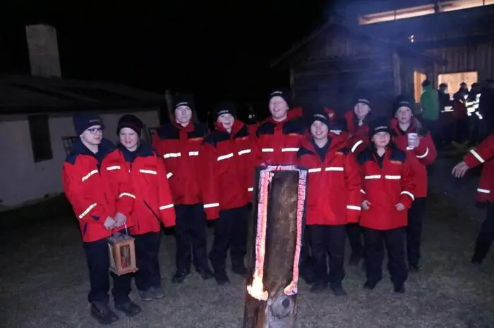 Die 13 Jugendlichen der Feuerwehr Edelschrott fuhren in Begleitung ihrer älteren Kameraden nach Linz, um von dort das Sinnbild der Botschaft vom Weihnachtsfrieden in die Steiermark zu holen. 