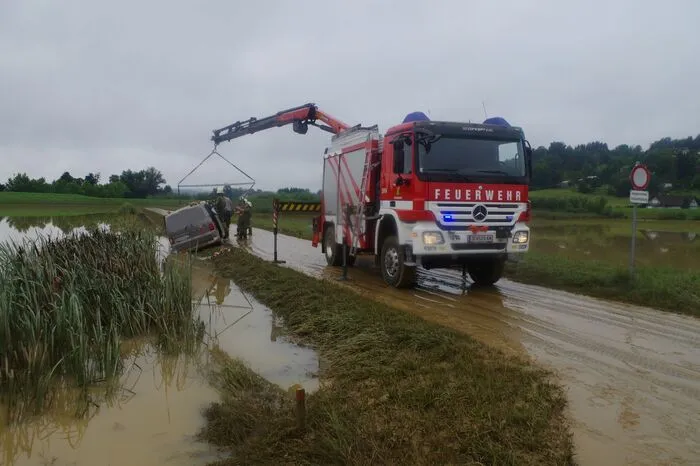 Der Taxilenker musste vor der Wassermassen flüchten und sein Auto zurücklassen.