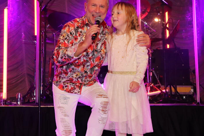 Die kleine Marie Riepl (6 Jahre) aus OÖ/Linz hat vom Christkind eine Eintrittskarte zum NOCKIS Konzert bekommen und durfte mit dem Gottfried „Friedl“ Würcher gemeinsam auf der Bühne stehen und das Lied „Marie, ich vergess dich nie“ singen und Sie meinte es war „Voll Super“!
