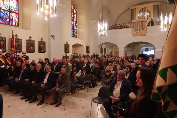 Die Pfarrkirche Jennersdorf war zu diesem Anlass bis auf den letzten Platz besetzt