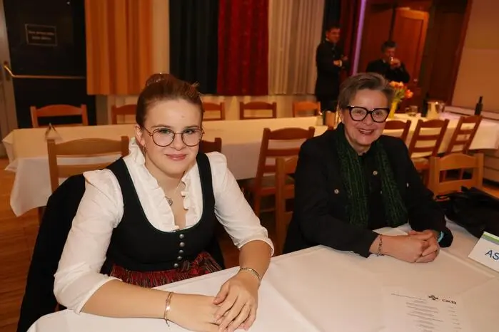 Klicken Sie sich durch weitere Bilder der Ballnacht!