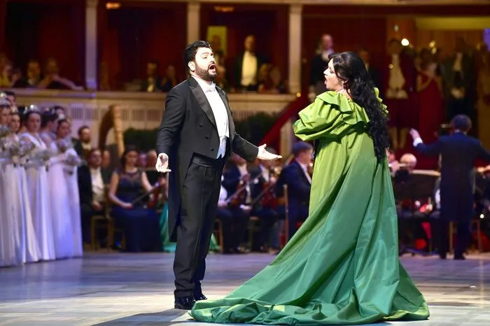 ... die gemeinsam mit ihrem Ehemann Yusif Eyvazov auftrat.