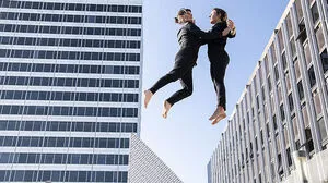 Die Akrobatinnen und Akrobaten von Cie XY werden in der Stadt Figuren formen