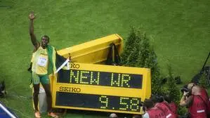 Sprinter Usain Bolt neben der Anzeigetafel nach seinem Weltrekord über die 100 Meter | Fallen die 9,58 Sekunden über die 100 Meter von Usain Bolt mithilfe von Doping im kommenden Jahr?