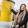 Ute Aschbacher vor einem der vielen in Kärnten affichierten Plakate mit den Namen der Unterstützter