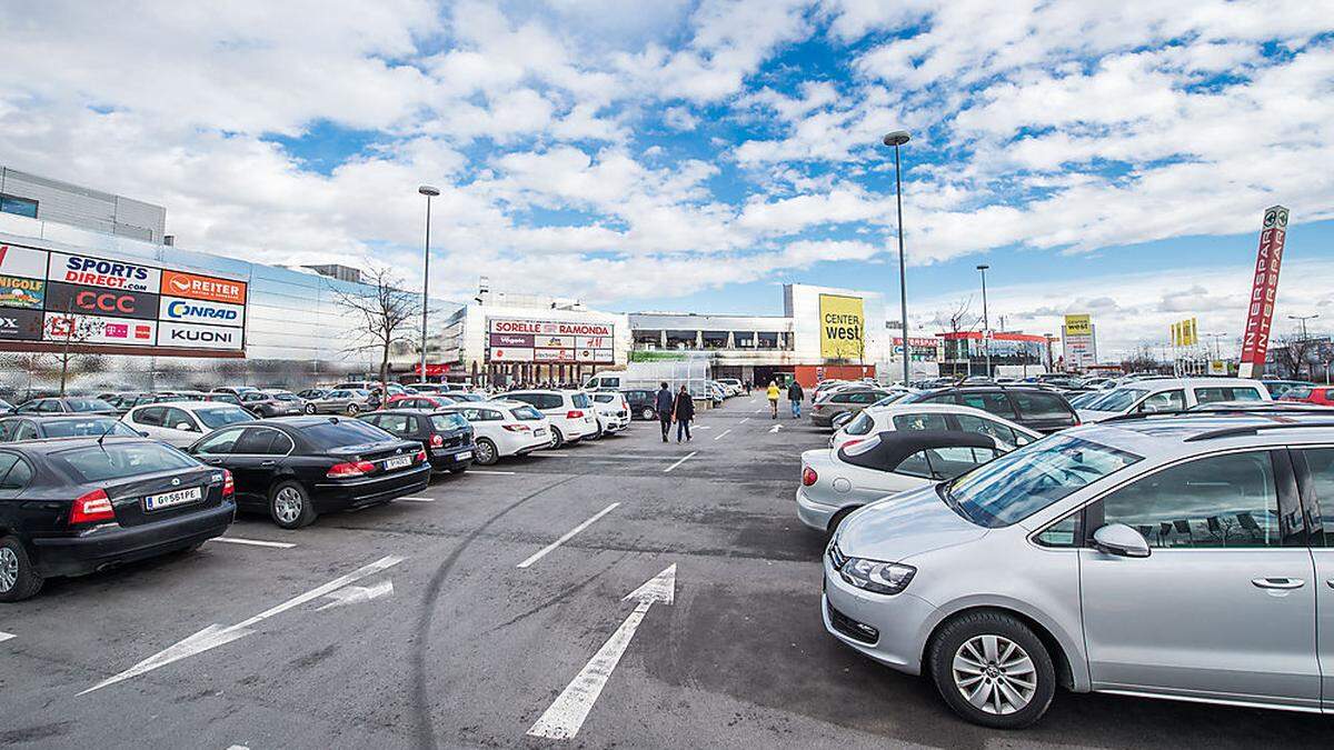 Unfall auf dem Parkplatz eines Einkaufszentrums (Archiv)