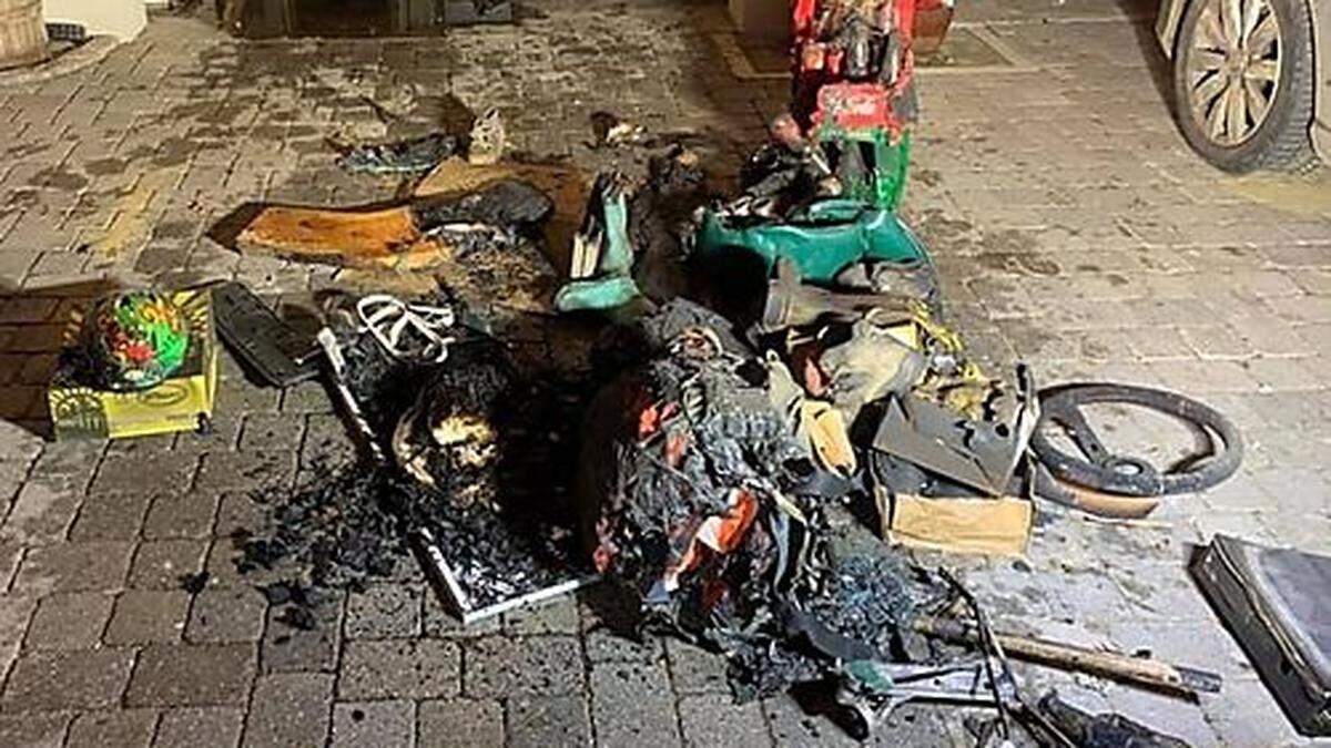 Die Feuerwehrleute brachten das Brandgut ins Freie