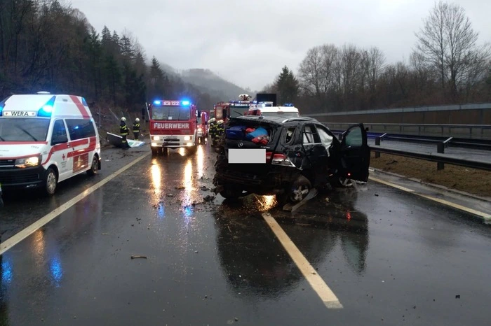 Entgegen der Alarmmeldung war glücklicherweise keine Person im Fahrzeug eingeklemmt. Eine unbestimmten Grades verletzte Person wurde vom anwesenden Roten Kreuz versorgt.