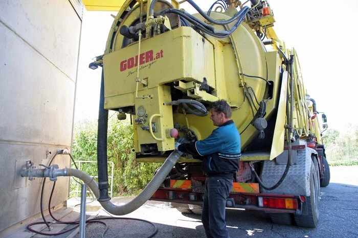 Hier werden Abwässer von einem Lkw in die Kläranlage gepumpt.
