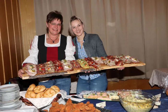 Für das leibliche Wohl sorgten mit einem köstlichen Bauernbuffet, die Direktvermarkter Silke Mainhard und Martina Mainhard vlg. "Kleinschwaigerhof" aus Himmelberg.