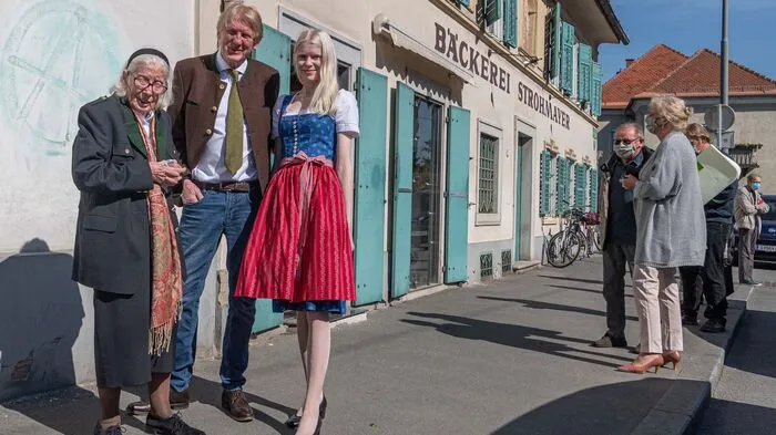 Drei Generationen nehmen Abschied von ihrem Geschäft: Gertrude und Andreas Strohmayer und Tochter Lili Offner.