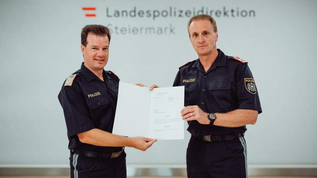 Landespolizeidirektor Gerald Ortner übergibt Chefinspektor Robert Riegler die Ernennungsurkunde