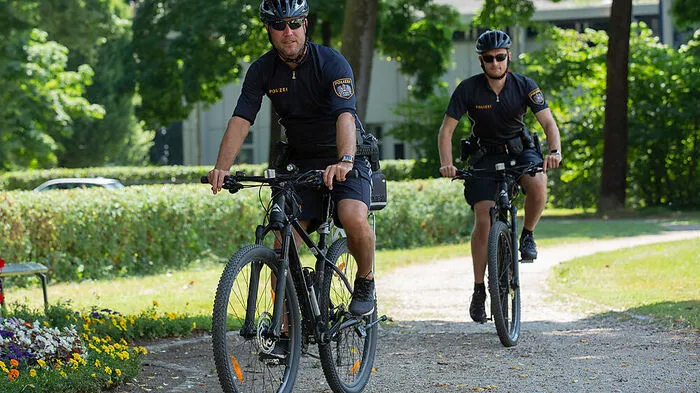 Die Klagenfurter Radpolizisten Christian Leitgeb und Daniel Grabner im Einsatz     