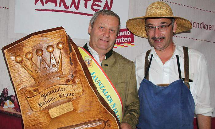 Pototschnig bei Übergabe der Salamikrone als noch amtierender Salamikönig an Reinhold Jammer vor dem Farantfest im Vorjahr 