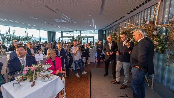 Die Geschäftsführer Hubert Patterer und Thomas Spann begrüßten mit Moderator Mathias Pascottini die Gäste der Köpfe-Gala im Skyroom des Styria-Media-Center Graz.