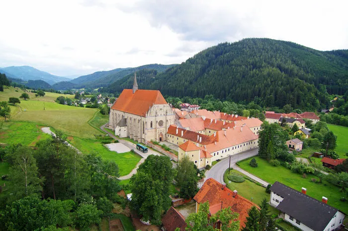 Der Bezirk Bruck-Mürzzuschlag ist nicht nur reich an Einwohnern, sondern auch flächenmäßig sehr groß. Doch auch Gemeinden, die vielleicht nicht so zentral liegen, haben viel zu bieten. Wie etwa Neuberg, wo die Kultur eine besondere Rolle einnimmt.