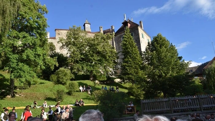 Tradition hat im Gesangverein Oberwölz der Abschluss der Proben in der Frühjahrszeit mit dem "Singen am Bauernhof". Diesmal wählt man den Burghof auf Schloss Rothenfels, eingeladen von der Familie Philipp und Ulli Steiner.