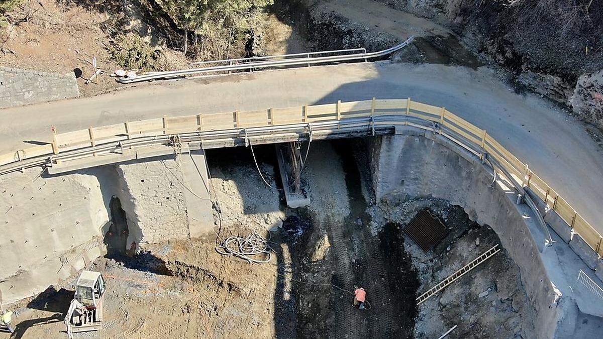 Baustelle im Lesachtal aus der Vogelperspektive: Vorbereitungsarbeiten für neue Fundamente