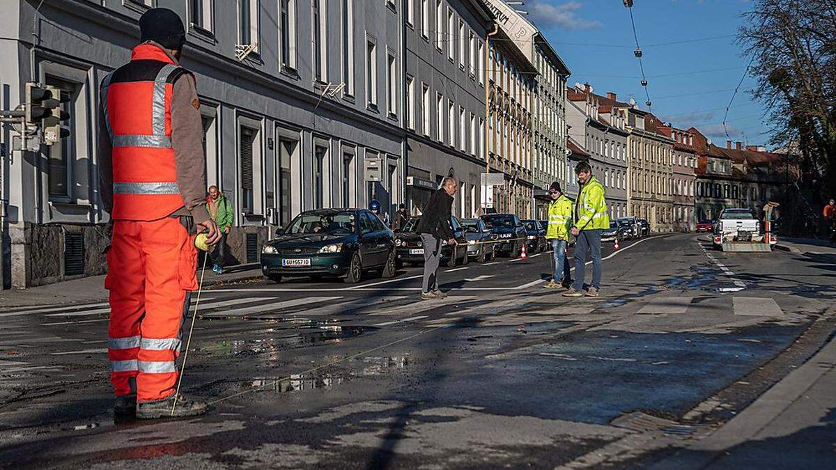 Der Wasserrohrbruch an der Kreuzung Wickenburggasse/Körösistraße legt den Autoverkehr lahm