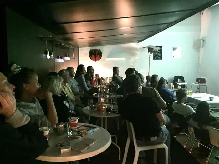 Die Café Konditorei Prisse stellt eine Leinwand im Innenhof auf