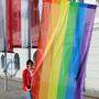 Stadträtin Corinna Smrecnik mit der Regenbogenflagge vor dem Rathaus