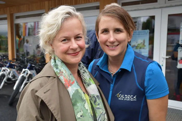 Regisseurin Angelica Ladurner und Stefanie Unterweger, kaufmännische Leiterin der Goldeck Bergbahnen.