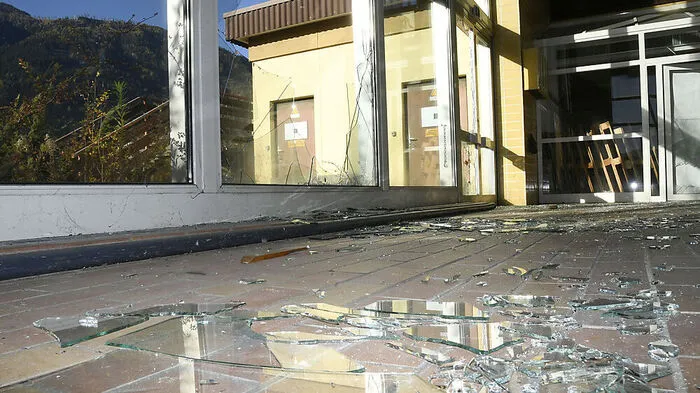 Glasscherben und Hundefutter liegen überall verteilt. Alles was die Täter zum Werfen gefunden haben, wurde geworfen