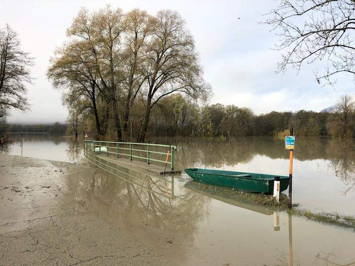 Die Straße nach Latschach im Gailtal ist überflutet