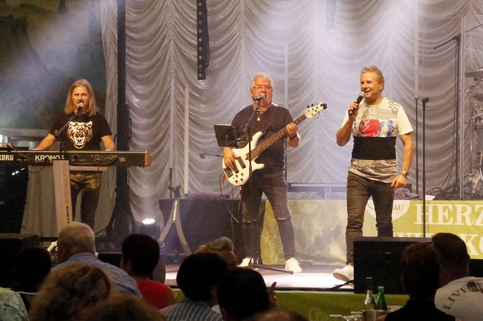 ...des "Nockalm-Quintetts" im ausverkauften Festzelt.