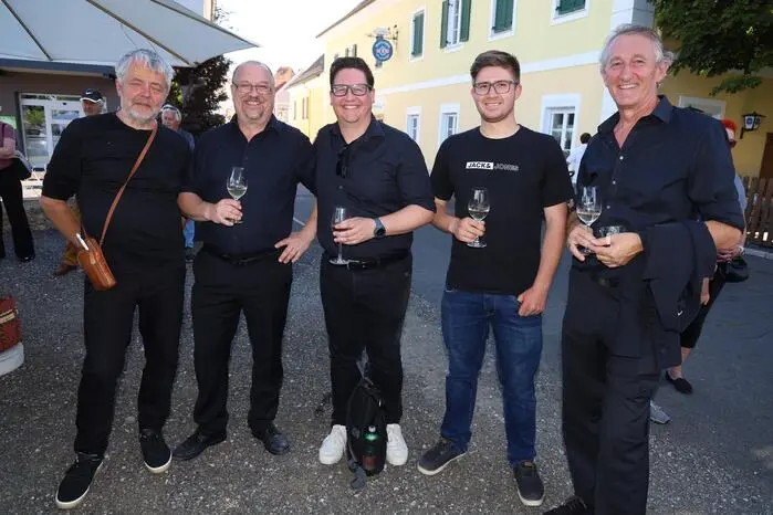 Zum national und international performten Liedgut boten die Veranstalter regionale Speisen und Weine an
