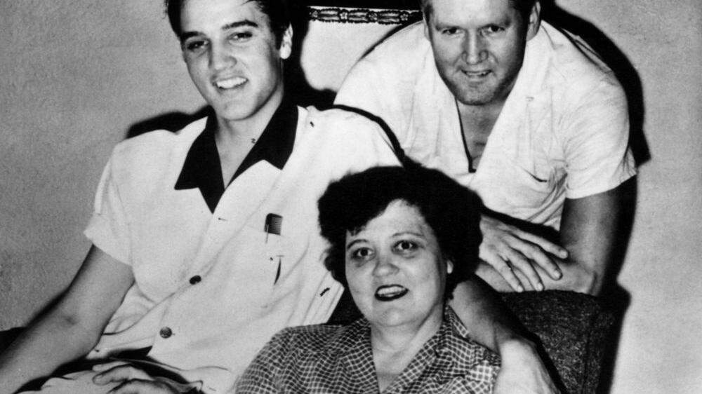Elvis mit seinen Eltern Gladys und Vernon Presley