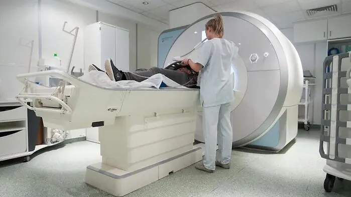 Eine Bleischürze ist für Patienten beim Röntgen und bei der Computertomografie weder vorgeschrieben noch empfohlen. Sie hat schlichtweg keinen Nutzen mehr.  