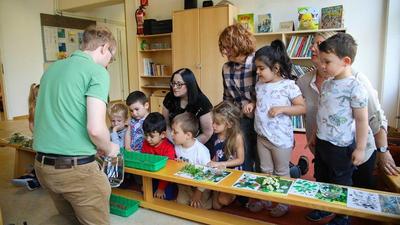 Im Kindergarten „Auf der Tratten“ züchtet Vizebürgermeisterin Sarah Katholnig mit den Kindern Wildsträucher