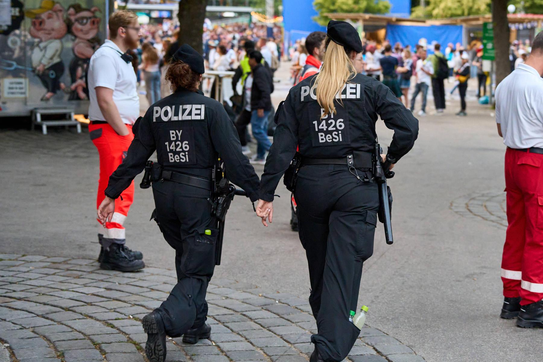 Vor Dänemark – Serbien: Zwei Beamte leicht verletzt: Serbische Randalierer in München festgenommen