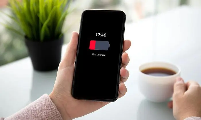 Bei der ersten Akkuwarnung Ihres Smartphones wird es Zeit, dieses wieder aufzuladen