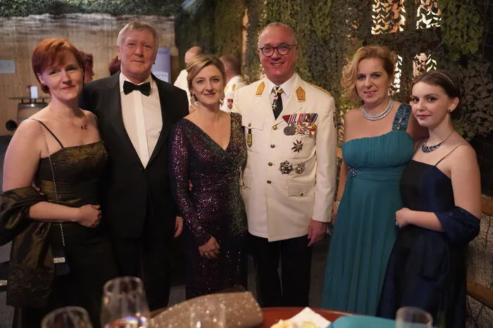 Für den Glanz sorgten aber auch die eleganten Abendgarderoben der Damen.