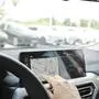 Ein Autofahrer nutzt sein Navigationssystem | Der Blick auf das Navi gehört für viele zum Alltag