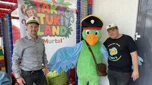 Auf nach Taka-Tuki-Land! Christian Feuchter (links, Sportzentrum) und Lukas Friesser mit Maskottchen Tuki