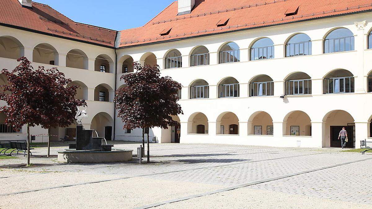 In Eberndorf (im Bild das Stift) und Griffen wird es am Nachmittag Werte bis gegen 18 Grad geben