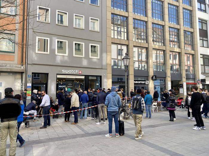 Vor Swatch-Stores in ganz Europa standen Menschen für die MoonSwatch 2022 Schlange - hier in München