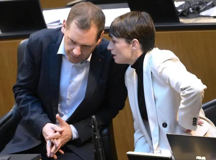 ABD0041_20231121 - WIEN - ÖSTERREICH: SPÖ-Abgeordneter Philip Kucher und die Grüne-Klubchefin Sigrid Maurer im Rahmen einer Sitzung des Nationalrates zum Thema ?Budgetbegleitgesetz? am Dienstag, 21. November 2023, im Parlament in Wien. - FOTO: APA/ROBERT JAEGER