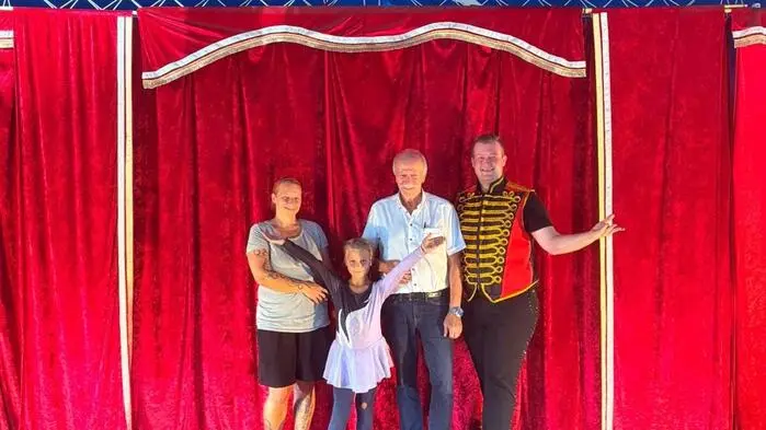 Emely mit ihrer Mutter, daneben Anton Wipfler von den Kiwanis und Zirkusdirektor Hannes Pagger