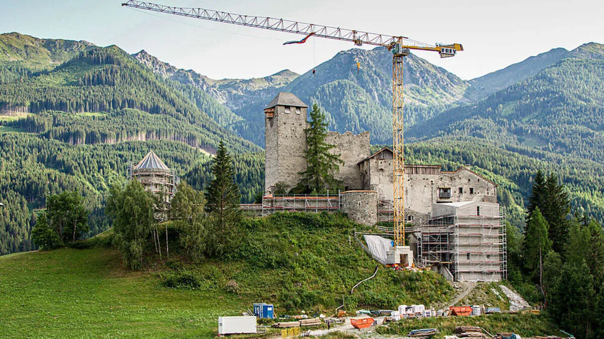 Auf dem Kran blieb ein Paragleiter hängen