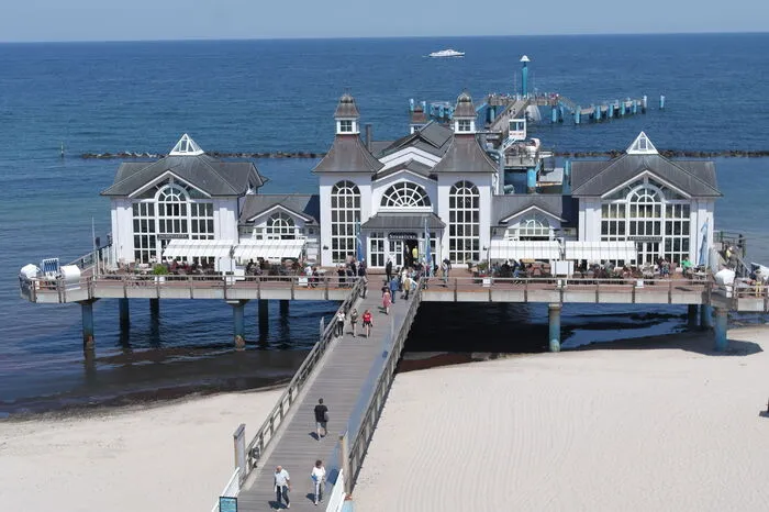 Am bekanntesten ist das Ostseebad in Sellin mit seiner markanten Seebrücke. Ein beliebter Ort für Hochzeitsfeiern.