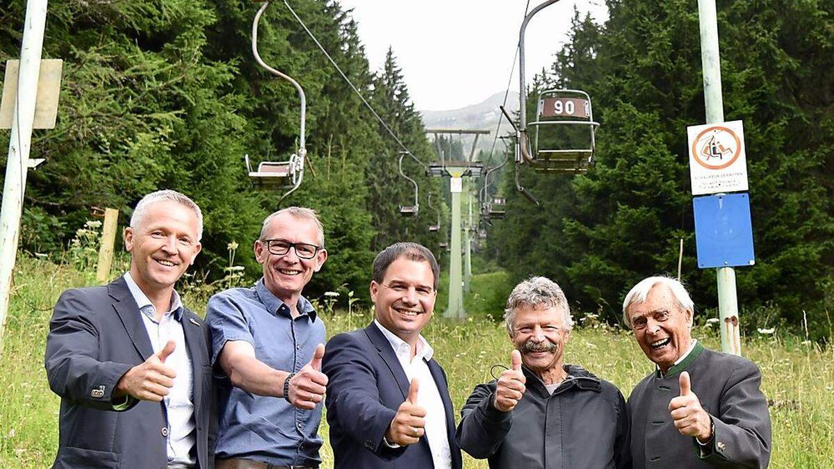 Erfolgreiche Rettungsaktion für den Polsterlift: Johann Roth und Walter Hubner (Präbichl Bergbahnen), Landeshauptmann-Stellvertreter Michael Schickhofer, Horst Kodritsch und Herbert Hiebler (Initiative Polsterlift Neu), von links